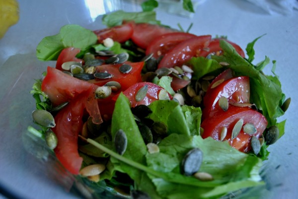 Салат с помидорами и руколой (руколлой)